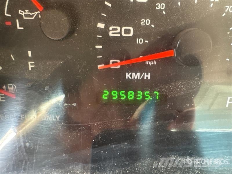 Ford F-550 XL 4x4 Crew Cab Service Truck Tienhoitoautot