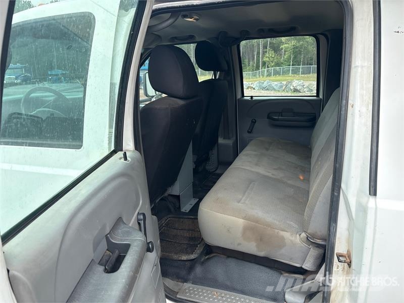 Ford F-550 XL 4x4 Crew Cab Service Truck Tienhoitoautot