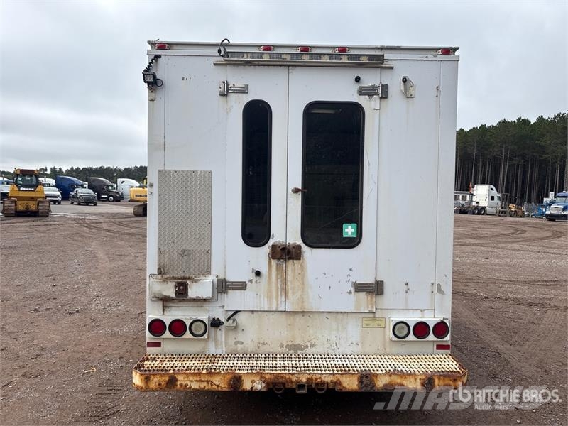 Ford F-550 XL 4x4 Crew Cab Service Truck Tienhoitoautot