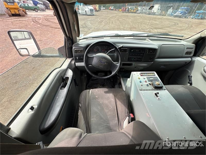 Ford F-550 XL 4x4 Crew Cab Service Truck Tienhoitoautot