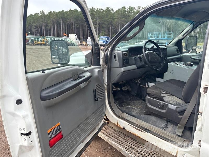 Ford F-550 XL 4x4 Crew Cab Service Truck Tienhoitoautot