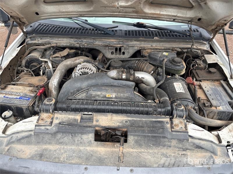 Ford F-550 XL 4x4 Crew Cab Service Truck Tienhoitoautot