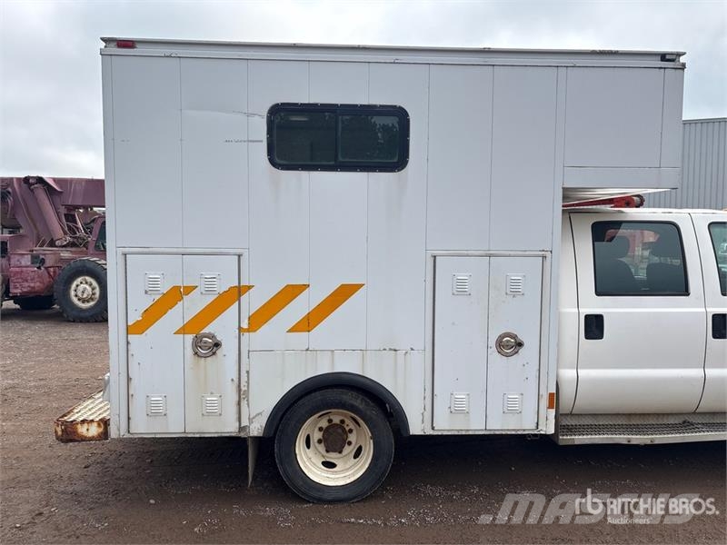 Ford F-550 XL 4x4 Crew Cab Service Truck Tienhoitoautot
