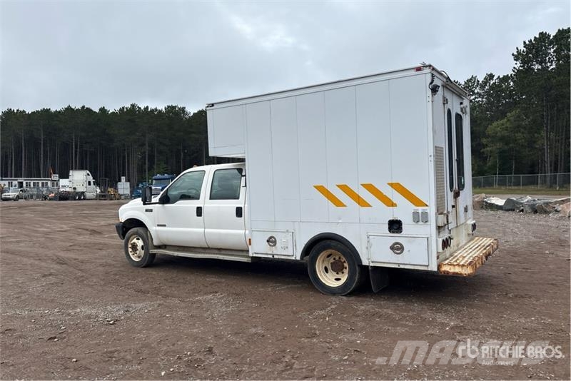 Ford F-550 XL 4x4 Crew Cab Service Truck Tienhoitoautot