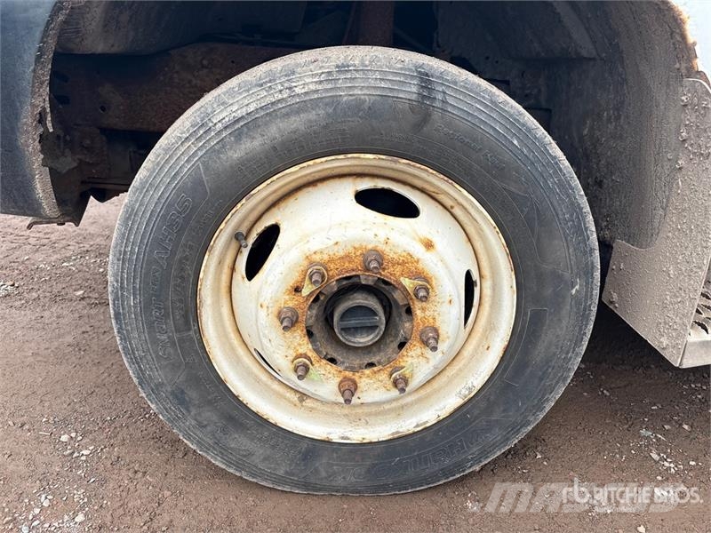 Ford F-550 XL 4x4 Crew Cab Service Truck Tienhoitoautot