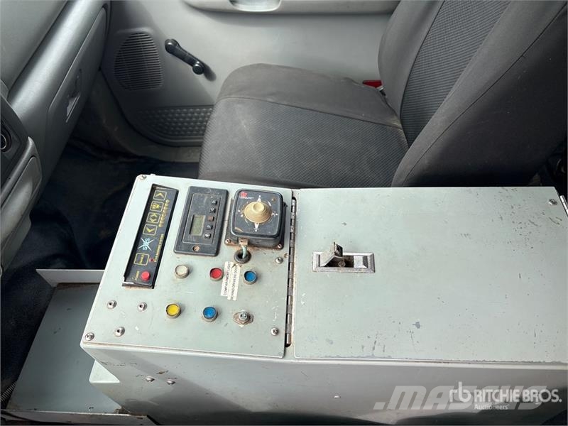 Ford F-550 XL 4x4 Crew Cab Service Truck Tienhoitoautot