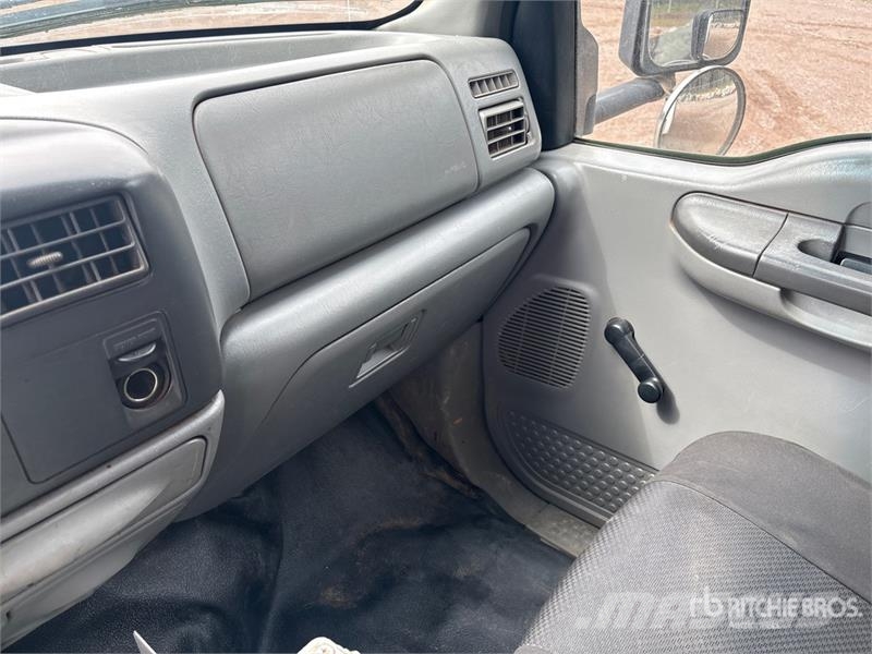 Ford F-550 XL 4x4 Crew Cab Service Truck Tienhoitoautot