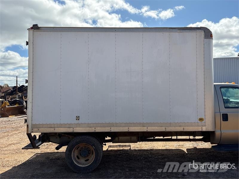 Ford F-550 XL 4x4 Van Truck Skriňová nadstavba
