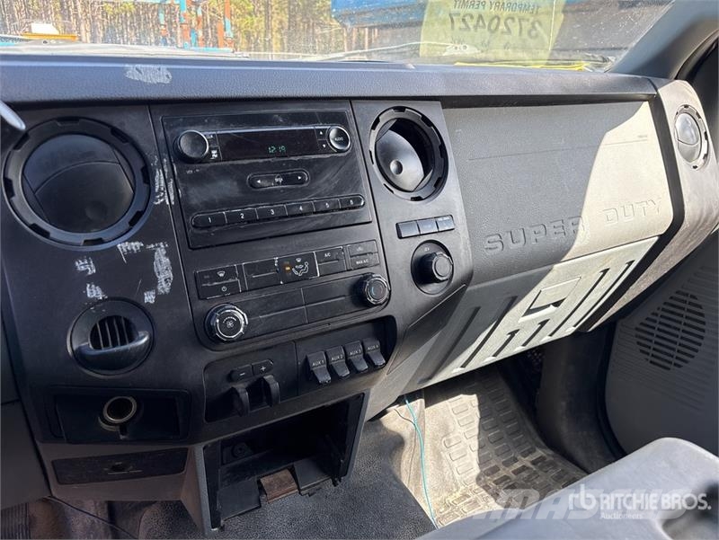 Ford F-550 XL 4x4 Van Truck Skriňová nadstavba