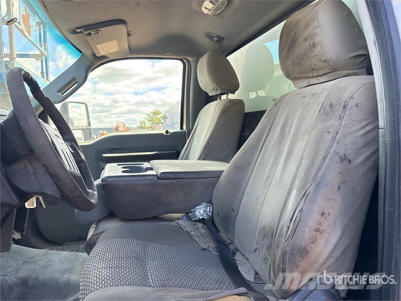 Ford F-550 XL 4x4 Van Truck Skriňová nadstavba