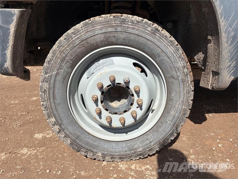 Ford F-550 XL 4x4 Van Truck Skriňová nadstavba