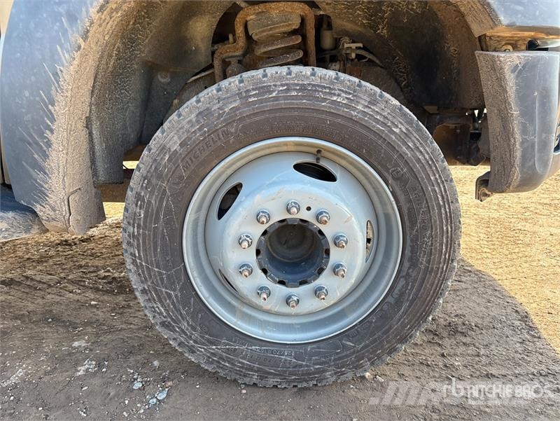 Ford F-550 XL 4x4 Van Truck Skriňová nadstavba