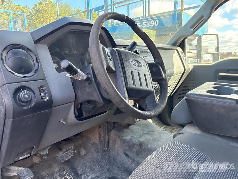 Ford F-550 XL 4x4 Van Truck Skriňová nadstavba