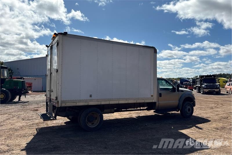 Ford F-550 XL 4x4 Van Truck Skriňová nadstavba