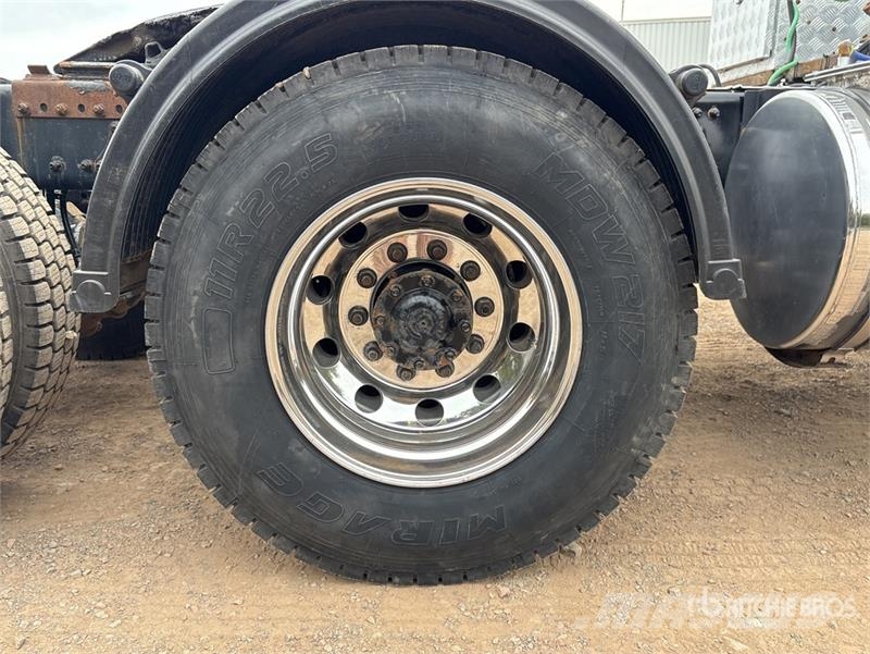 Freightliner 114SD 6x4 T/A Sleeper Truck Tractor 牵引车