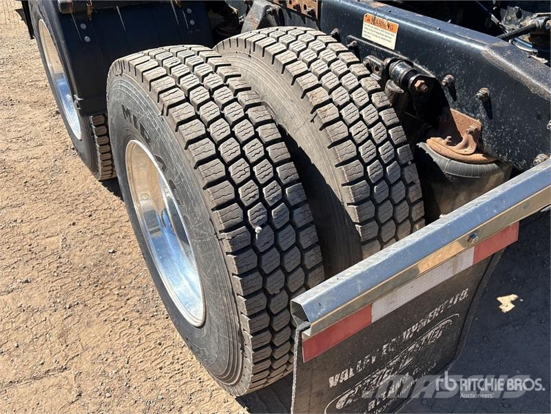 Freightliner 114SD 6x4 T/A Sleeper Truck Tractor Trekkvogner