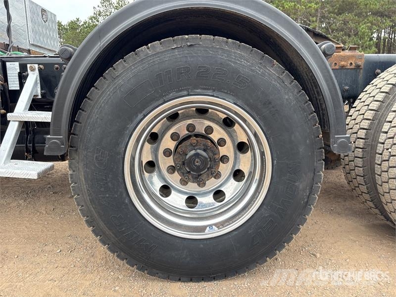 Freightliner 114SD 6x4 T/A Sleeper Truck Tractor 牵引车