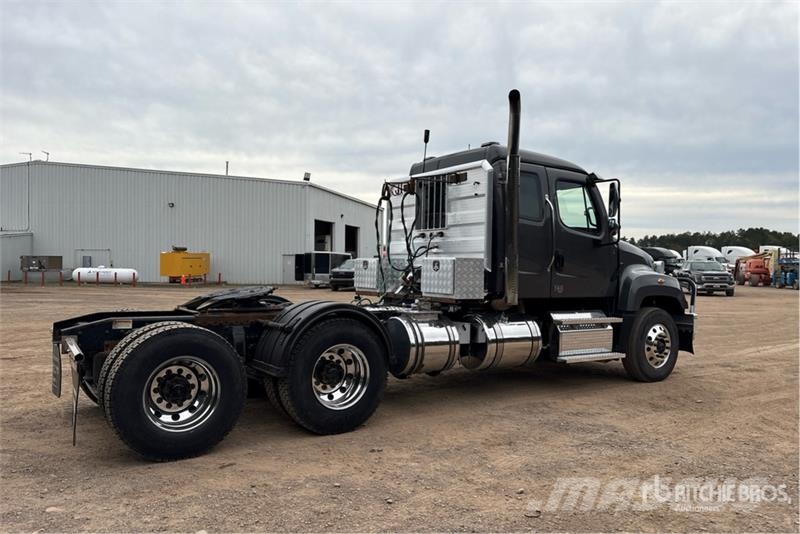 Freightliner 114SD 6x4 T/A Sleeper Truck Tractor 牵引车