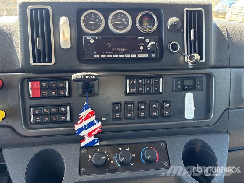 Freightliner 114SD 6x4 T/A Sleeper Truck Tractor Trekkvogner