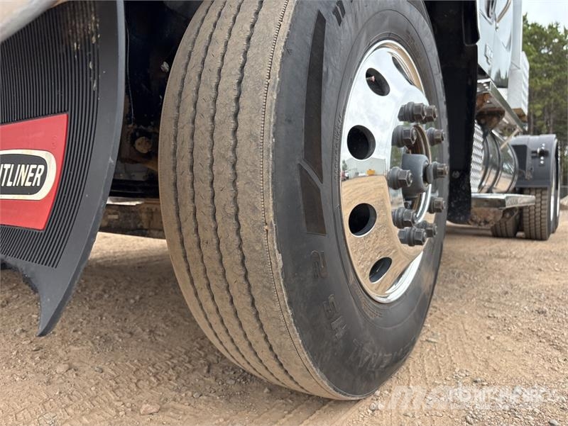 Freightliner 114SD 6x4 T/A Sleeper Truck Tractor 牵引车