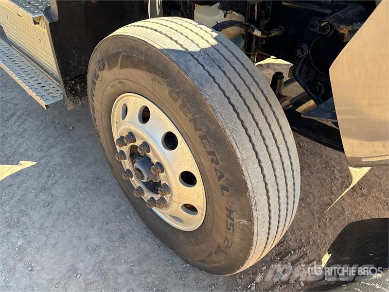Freightliner 114SD 6x4 T/A Sleeper Truck Tractor Trekkvogner