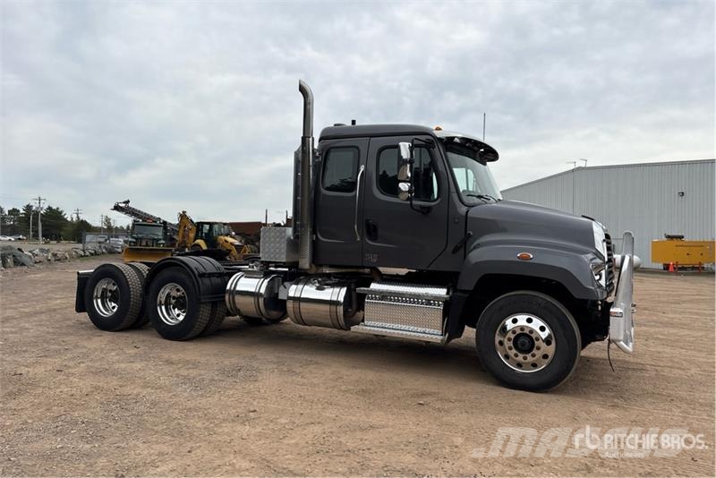 Freightliner 114SD 6x4 T/A Sleeper Truck Tractor 牵引车
