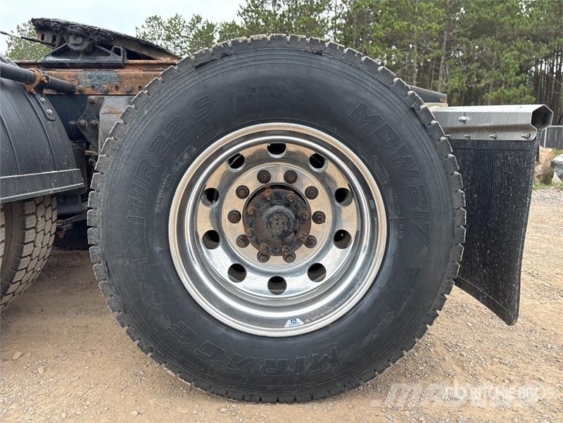 Freightliner 114SD 6x4 T/A Sleeper Truck Tractor 牵引车
