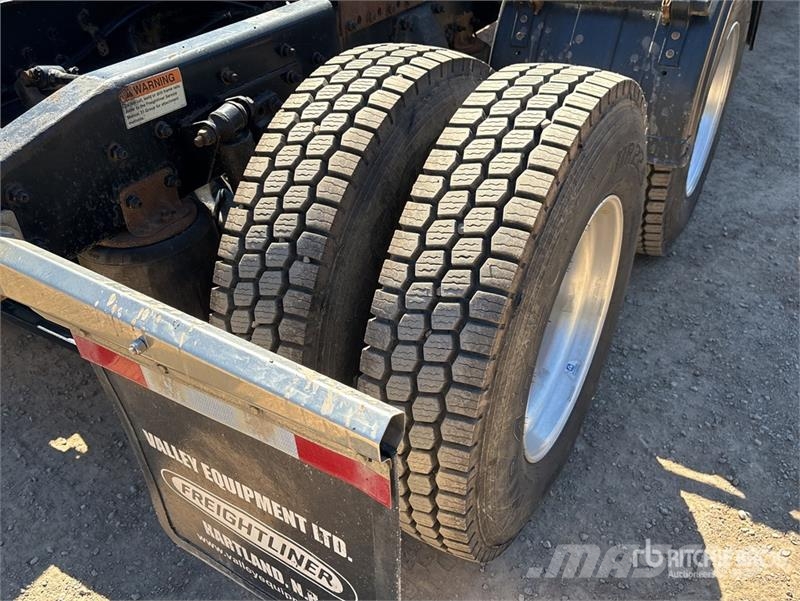 Freightliner 114SD 6x4 T/A Sleeper Truck Tractor Trekkvogner