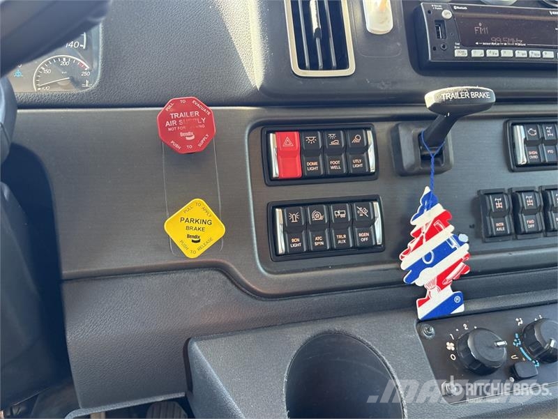 Freightliner 114SD 6x4 T/A Sleeper Truck Tractor Trekkvogner