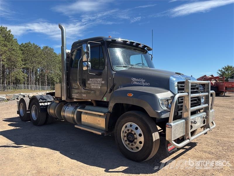 Freightliner 114SD 6x4 T/A Sleeper Truck Tractor Trekkvogner