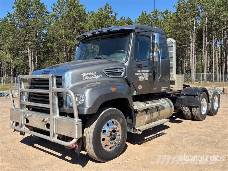 Freightliner 114SD 6x4 T/A Sleeper Truck Tractor Trekkvogner