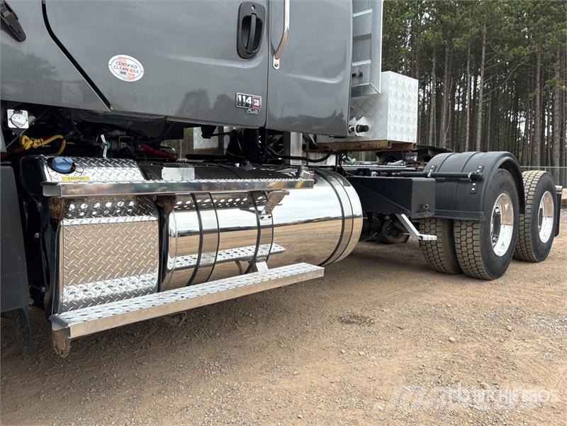 Freightliner 114SD 6x4 T/A Sleeper Truck Tractor 牵引车