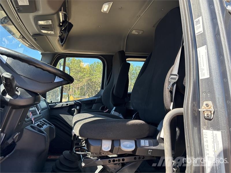 Freightliner 114SD 6x4 T/A Sleeper Truck Tractor Trekkvogner