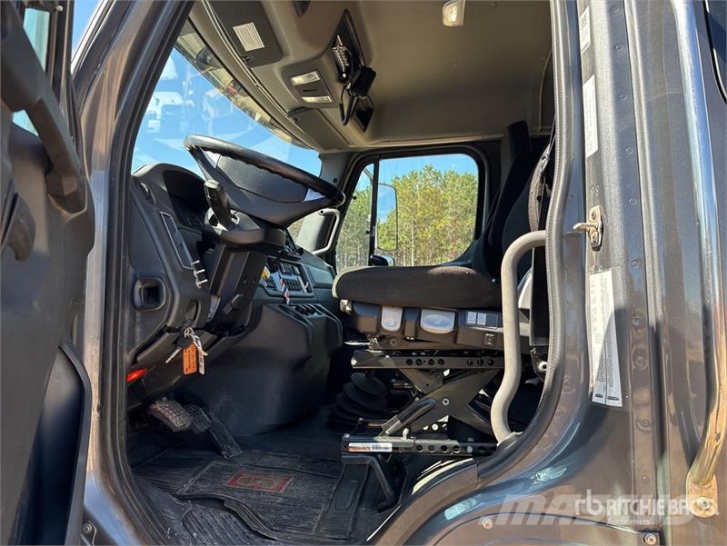 Freightliner 114SD 6x4 T/A Sleeper Truck Tractor Trekkvogner