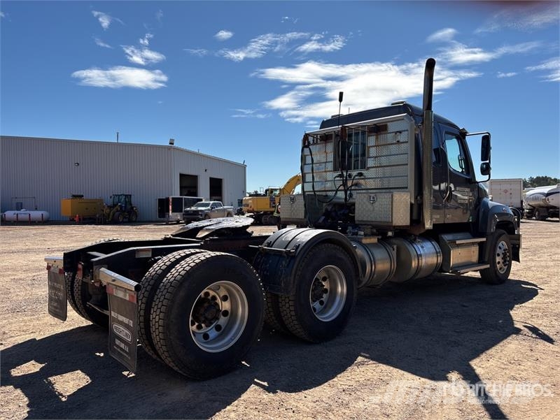 Freightliner 114SD 6x4 T/A Sleeper Truck Tractor Trekkvogner
