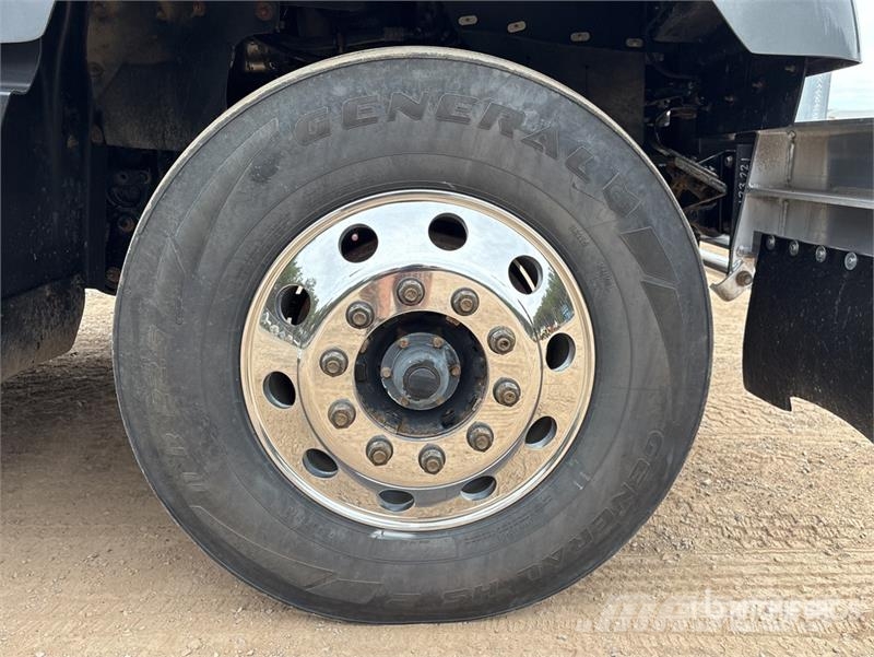 Freightliner 114SD 6x4 T/A Sleeper Truck Tractor 牵引车