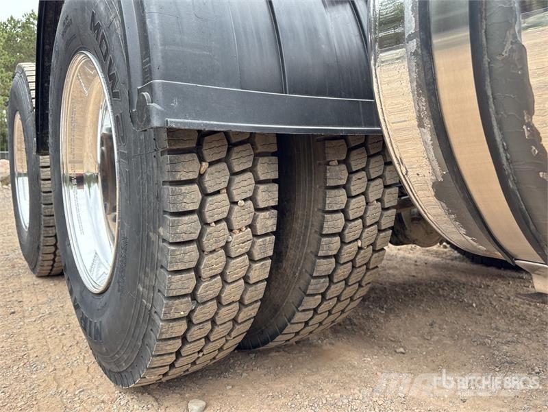 Freightliner 114SD 6x4 T/A Sleeper Truck Tractor 牵引车