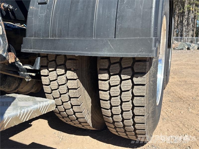 Freightliner 114SD 6x4 T/A Sleeper Truck Tractor Trekkvogner