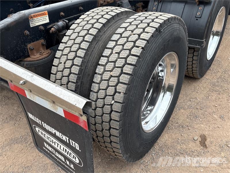 Freightliner 114SD 6x4 T/A Sleeper Truck Tractor 牵引车