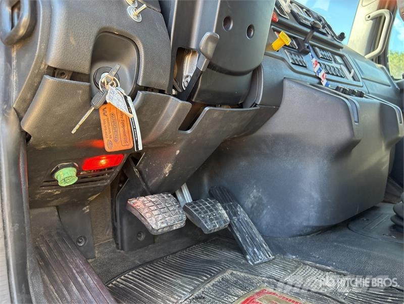 Freightliner 114SD 6x4 T/A Sleeper Truck Tractor Trekkvogner