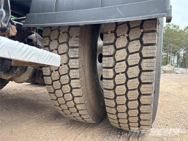 Freightliner 114SD 6x4 T/A Sleeper Truck Tractor 牵引车