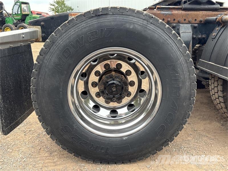 Freightliner 114SD 6x4 T/A Sleeper Truck Tractor 牵引车