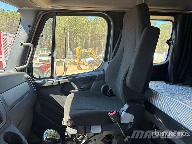 Freightliner 114SD 6x4 T/A Sleeper Truck Tractor Trekkvogner