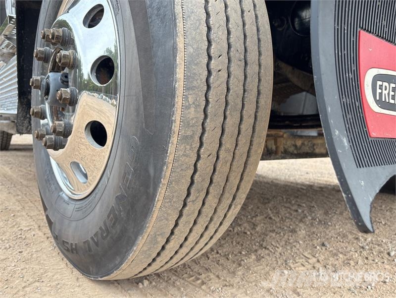 Freightliner 114SD 6x4 T/A Sleeper Truck Tractor 牵引车