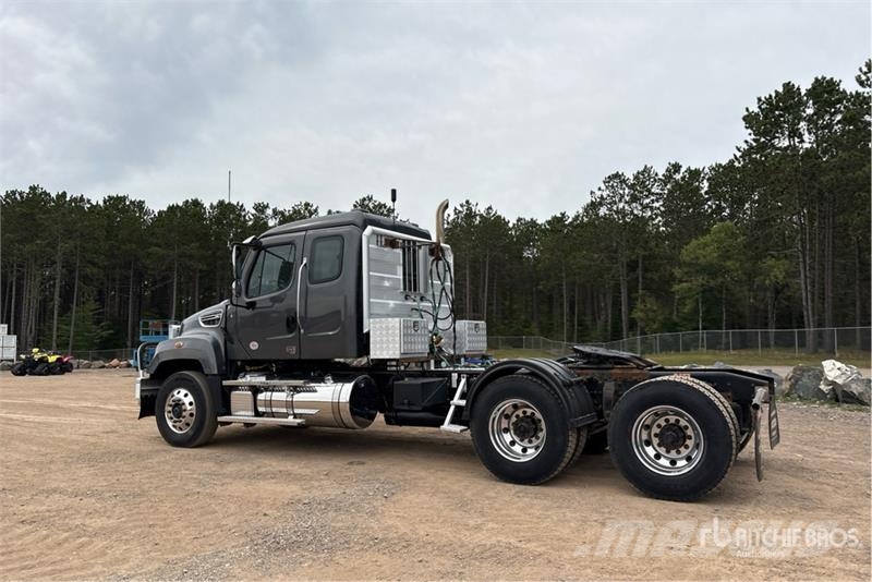 Freightliner 114SD 6x4 T/A Sleeper Truck Tractor 牵引车