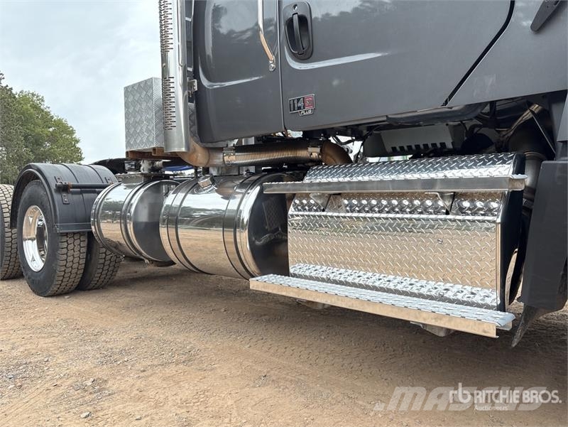 Freightliner 114SD 6x4 T/A Sleeper Truck Tractor 牵引车