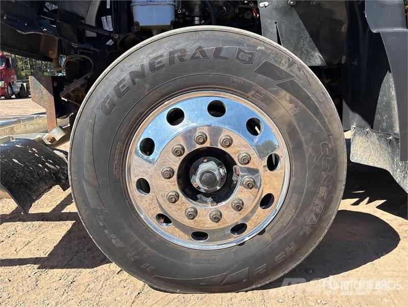 Freightliner 114SD 6x4 T/A Sleeper Truck Tractor Trekkvogner