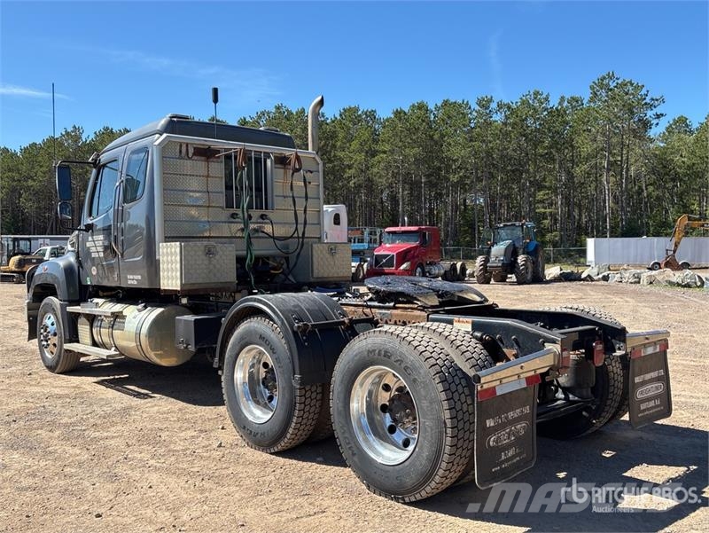 Freightliner 114SD 6x4 T/A Sleeper Truck Tractor Trekkvogner