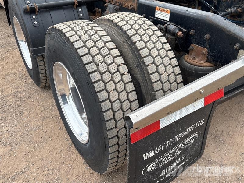 Freightliner 114SD 6x4 T/A Sleeper Truck Tractor 牵引车