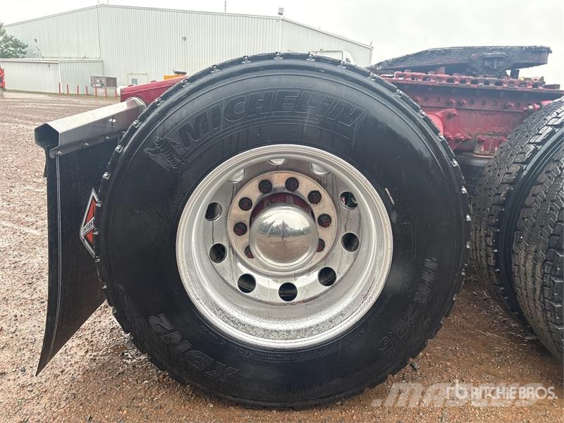 Freightliner Cascadia 126 6x4 T/A Sleeper Truck Tractor Trekkvogner